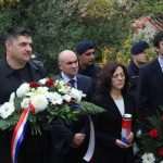 SPOMEN OBILJEŽJA Vijenci za branitelje poginule u Komolcu i na Strinčjeri 1 vijenci komolac