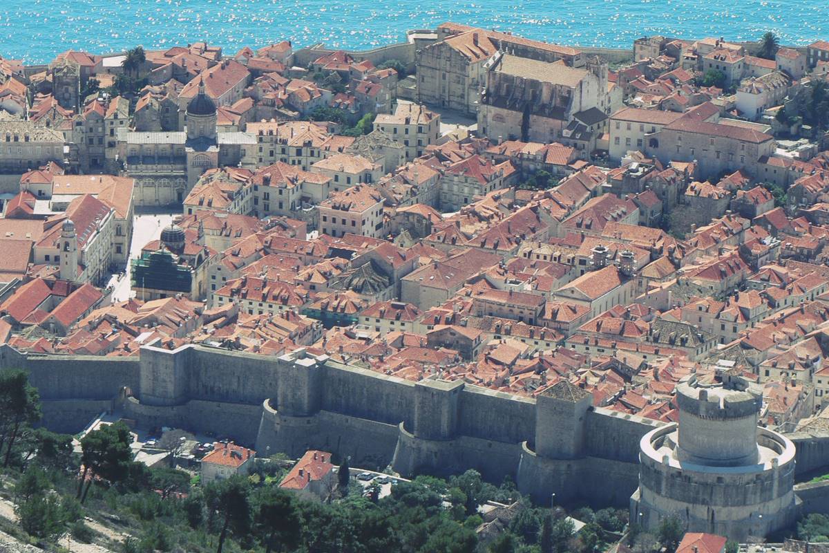 Grad panorama Stradun Zidine Krovovi