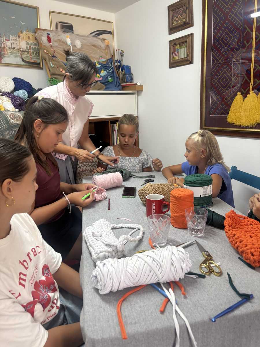 KUKIČANJE UMJESTO EKRANA Božena Missoni kroz ljetnu školu djecu uči vještini koja polako nestaje 1 skola kukicanja bozena mussoni 2 900x1200 1